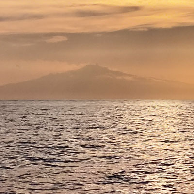 Détail île à l'horizon soleil couchant